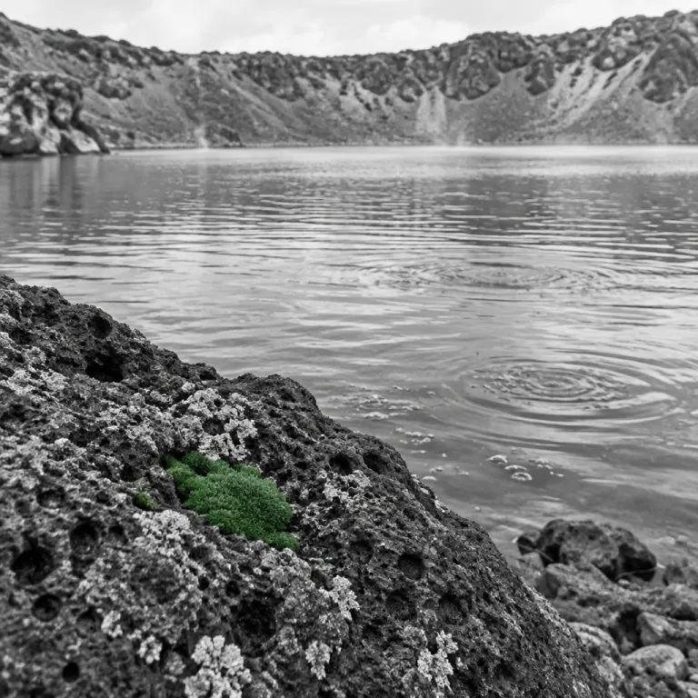 How crater lake water temperature shapes wilderness safety and adventure